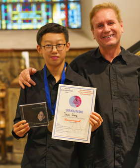Jiesen Wang und sein Lehrer Erik Salvesen